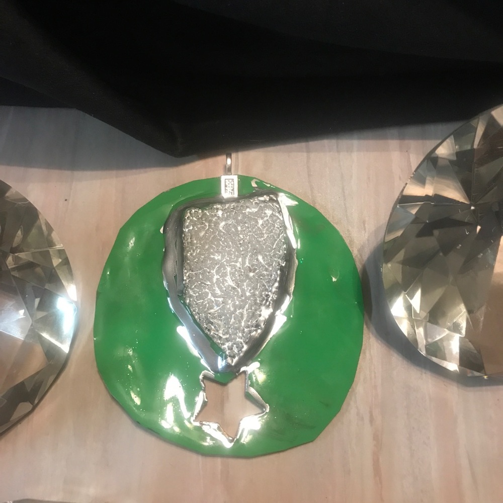 💚🤍 Charm 🤍💚 - Picture 3 of 6